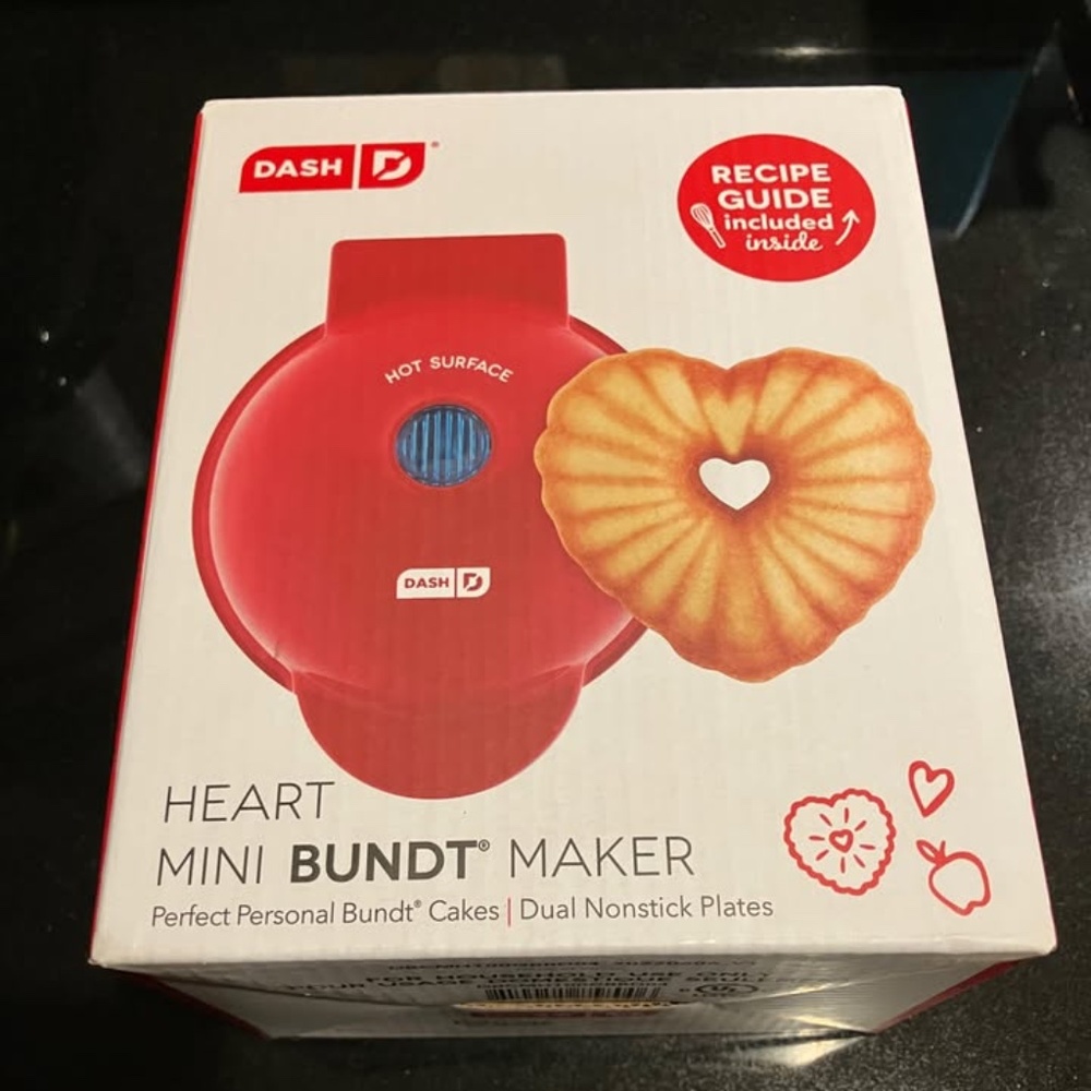 Dash Heart Mini Bundt Cake Maker – Date Night Gift (Red, Love)